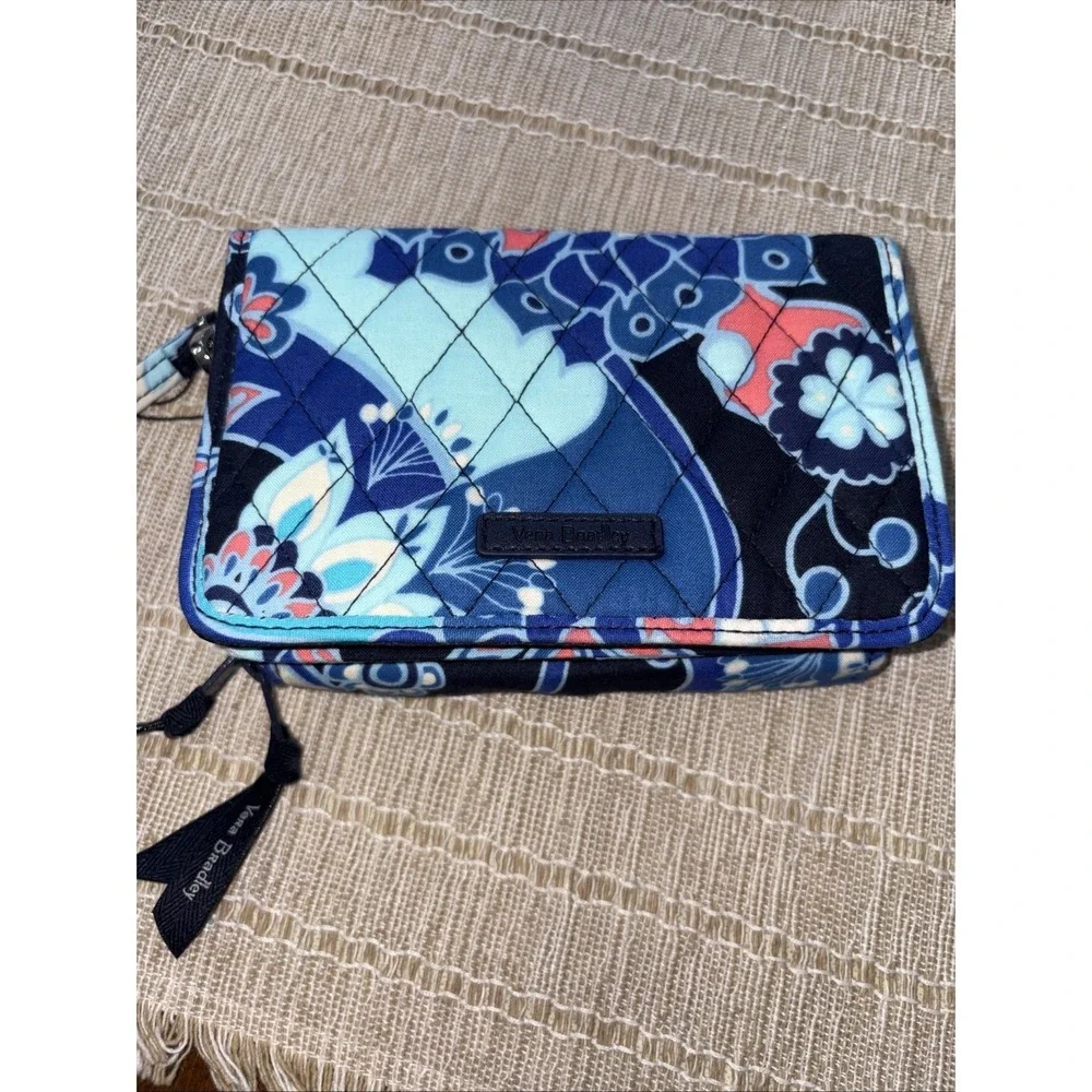 NEW WITH TAGS‎ Vera Bradley Crossbody and wristlet 3-in-1 In LOTUS FLOWER SWIRL